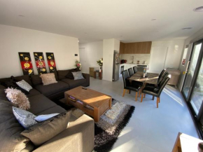 Beautiful New Holiday Place 5 Mins To Beach With Kitchen And Office Nook